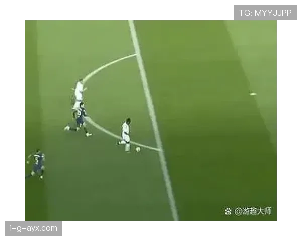 姆巴佩新家后院能开训练营，我客厅里连踢个球都怕砸电视